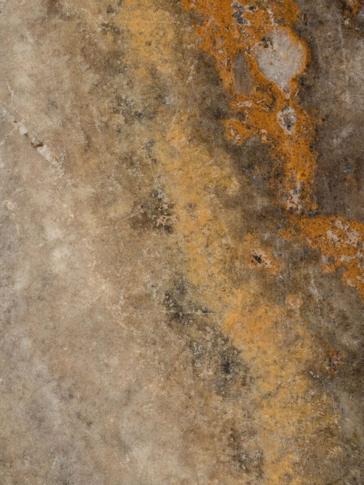 Sandstein mit ockerfarbener Zeichnung und warmer Tönung – Materialmuster