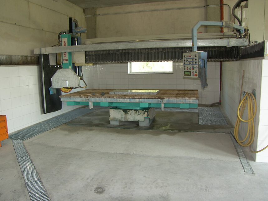 Brückensäge beim Zuschnitt in der Werkstatt in Felixdorf
