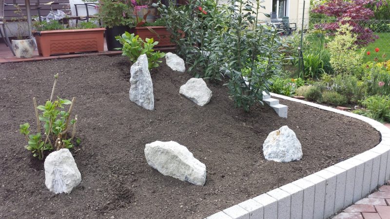 Terrasse mit Natursteinplatten