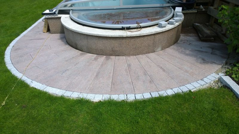 Terrasse mit Natursteinplatten
