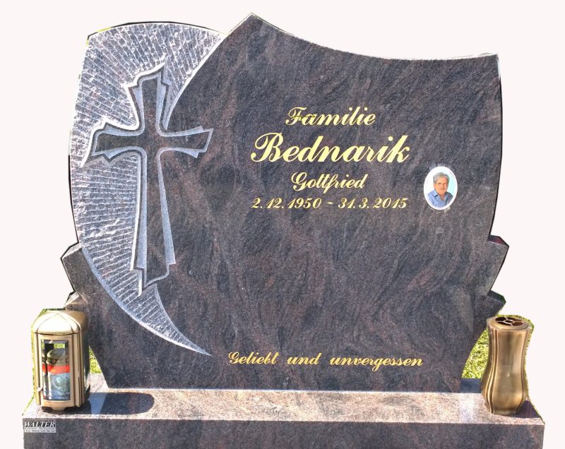 Grabdenkmal mit gearbeitetem Relief
