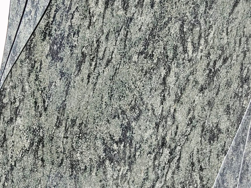 Moderner Grabstein aus grün gemasertem Granit in geschwungener Form