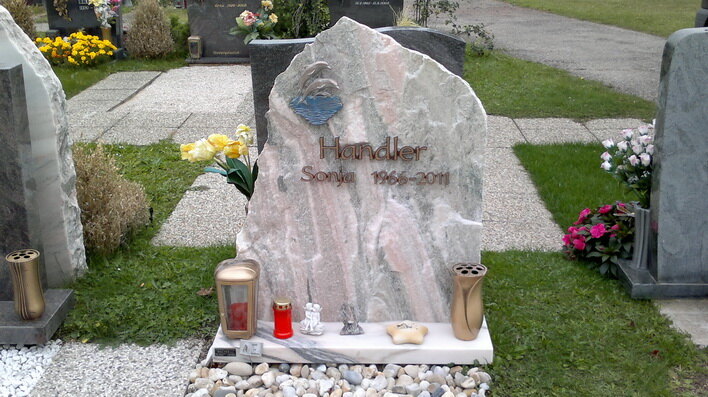 Sanierter und neu gerichteter Grabstein