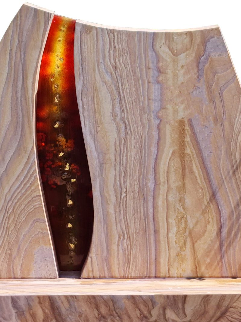 Stele mit Glaseinsatz